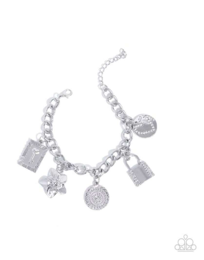 PrettyPinna1's tweet image. This set has been added to our shop. Browse and shop here:
🛍️ shop.paparazzipremiere.com/1139019