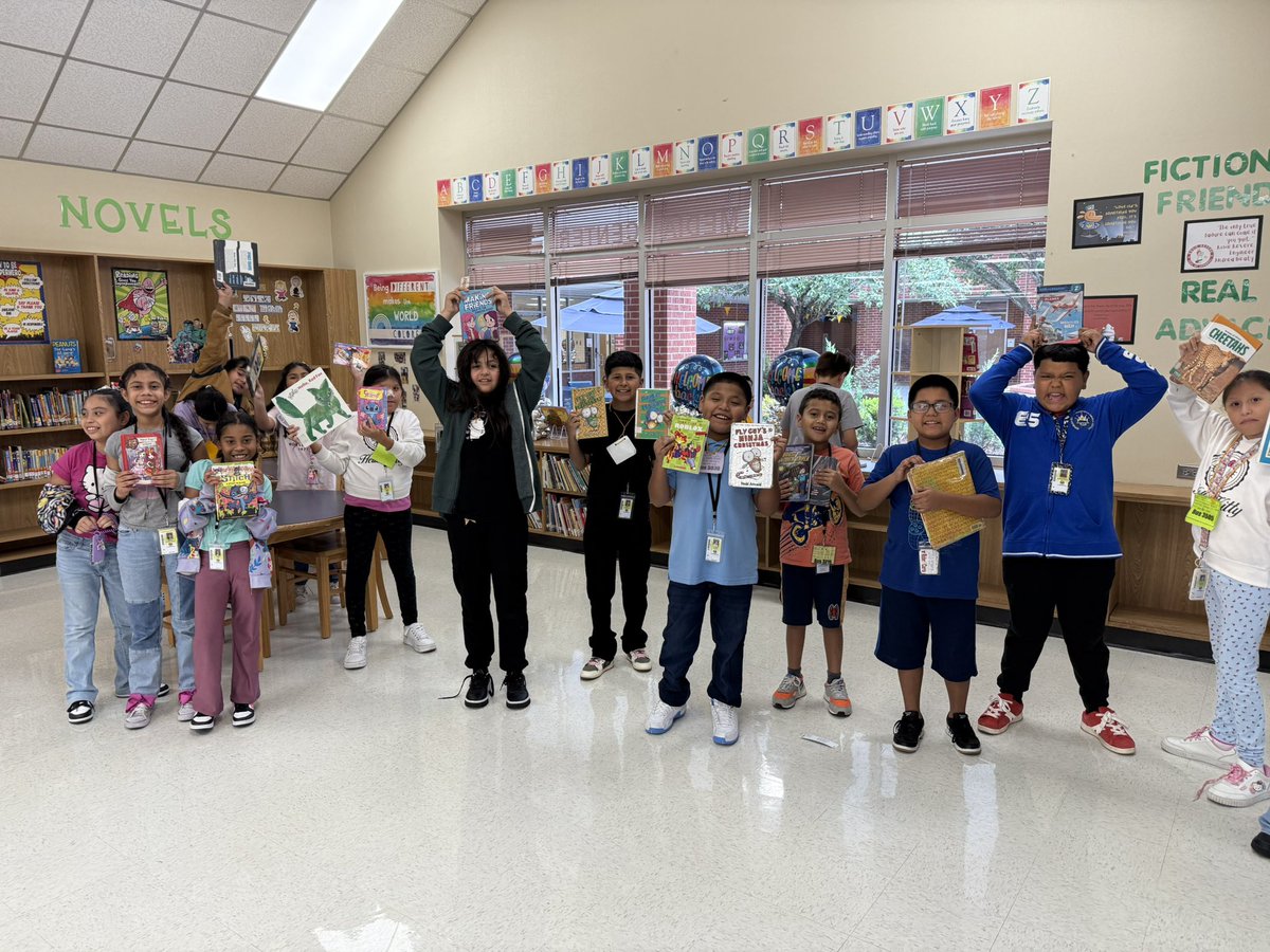 locdinlibrarian's tweet photo. First book checkouts of the year!!! You can feel their excitement through the pictures! 💙💙 #bookjoy https://t.co/0TmiwXYtg5