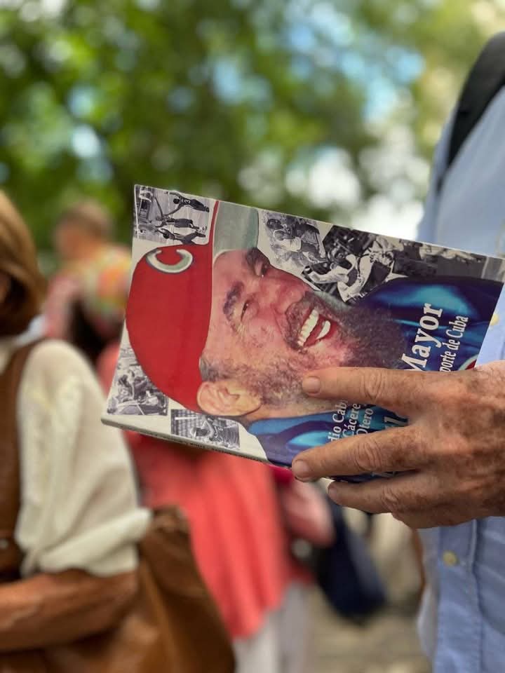 El título 📚 “El atleta mayor. Recuerdos de las glorias del deporte de Cuba”, de Irma Cáceres, Ovidio Cabrera y Pavel Otero, publicado por la Editorial "En Vivo" tuvo su presentación en el habitual espacio Sábado del libro en el Centro Histórico de la Habana Vieja
👇