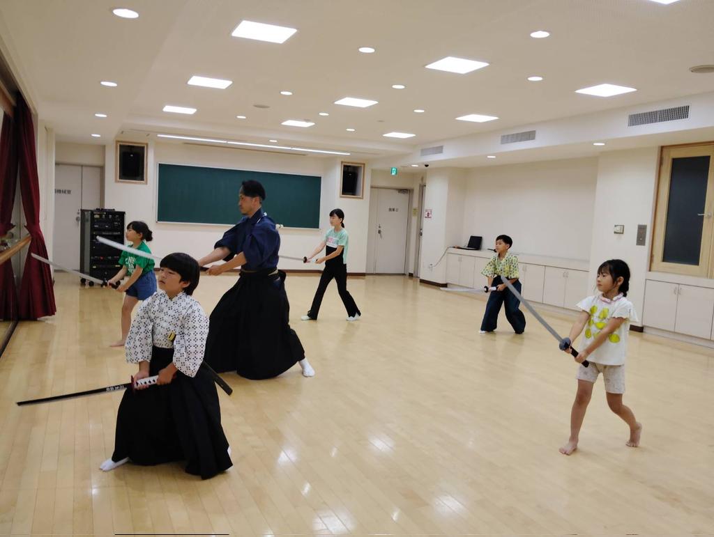 SHIDENRYU_Tokyo's tweet photo. 志伝流足立支部では、日々の稽古に励み、地域イベントでも活躍中で���！
剣術の魅力を通じて、礼節・集中力・体力を身につけられる環境が整っています。
【稽古日】毎月 第1・第3水曜日
19:00〜興本地域学習センター
初心者・未経験者も大歓迎！見学・体験も可能です
問合せ:興本地域学習センター https://t.co/epLV0XuqEl