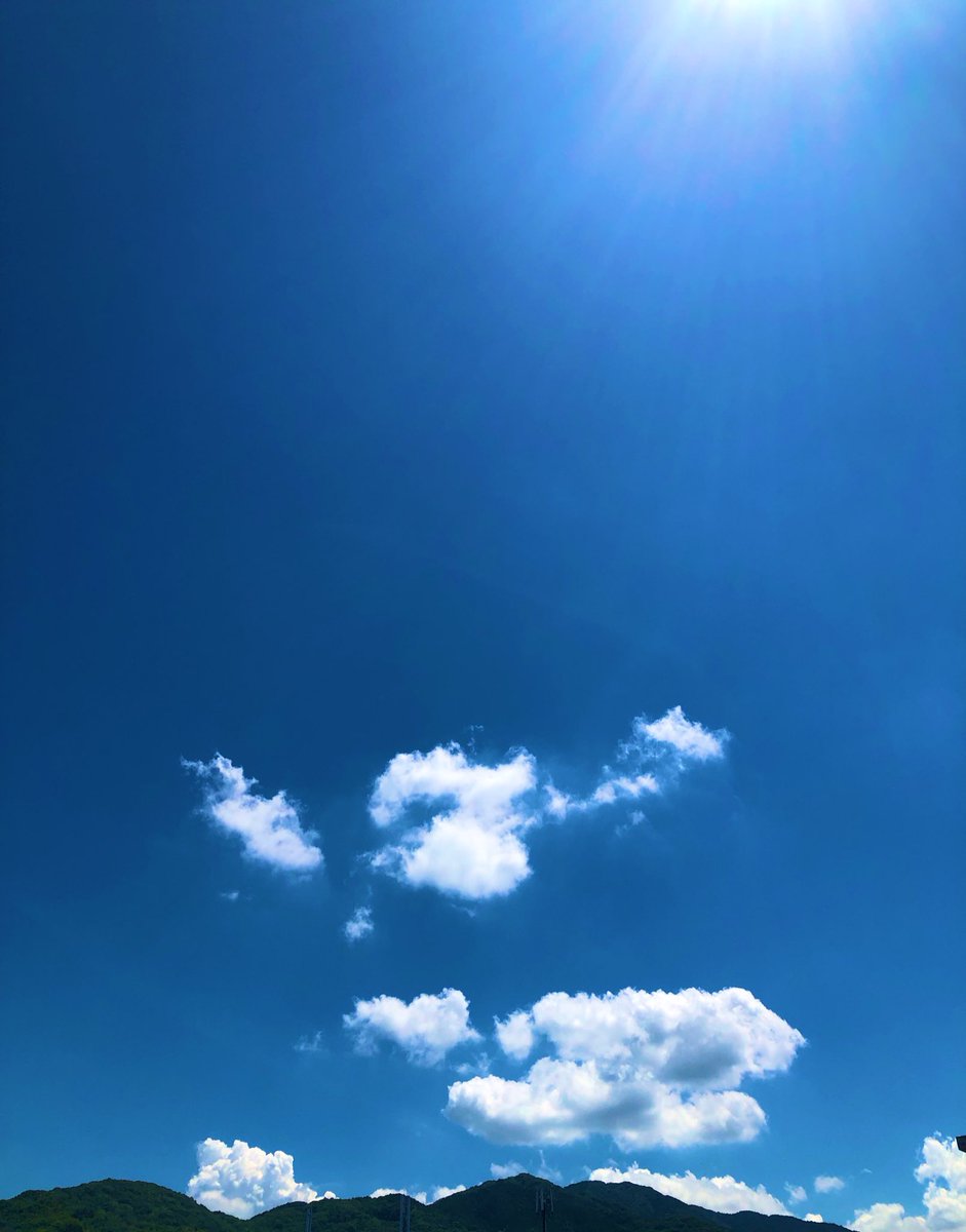 おはようございます！

最近、具なしソーメンをよく食べます。さっぱりして美味しいし、夏バテにも助かりますね。

よい日曜日になりますように🍀
#夏の空 
#空のある風景 
#キリトリセカイ 
#夏休みはフォロワーさんが増えるらしい