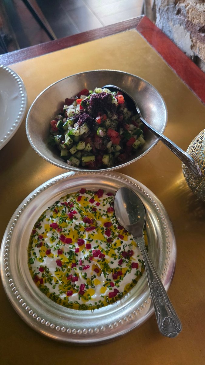 اهلا وسهلا من مطعم Berenjak دبي دار الوصل
جلسات داخلية خارجية للكل 
طلبنا
خبز تفتون ١٩ درهم
ماست موسير ٣٨ درهم
حمص اسود ٤٥درهم
سلطة شيرازي ٣٩درهم
كباب كوبيده ٩٨درهم
جوجه كباب دجاج ٩٨درهم
بطاطا سبيزماني ٤٧درهم
ارز ٣٥درهم