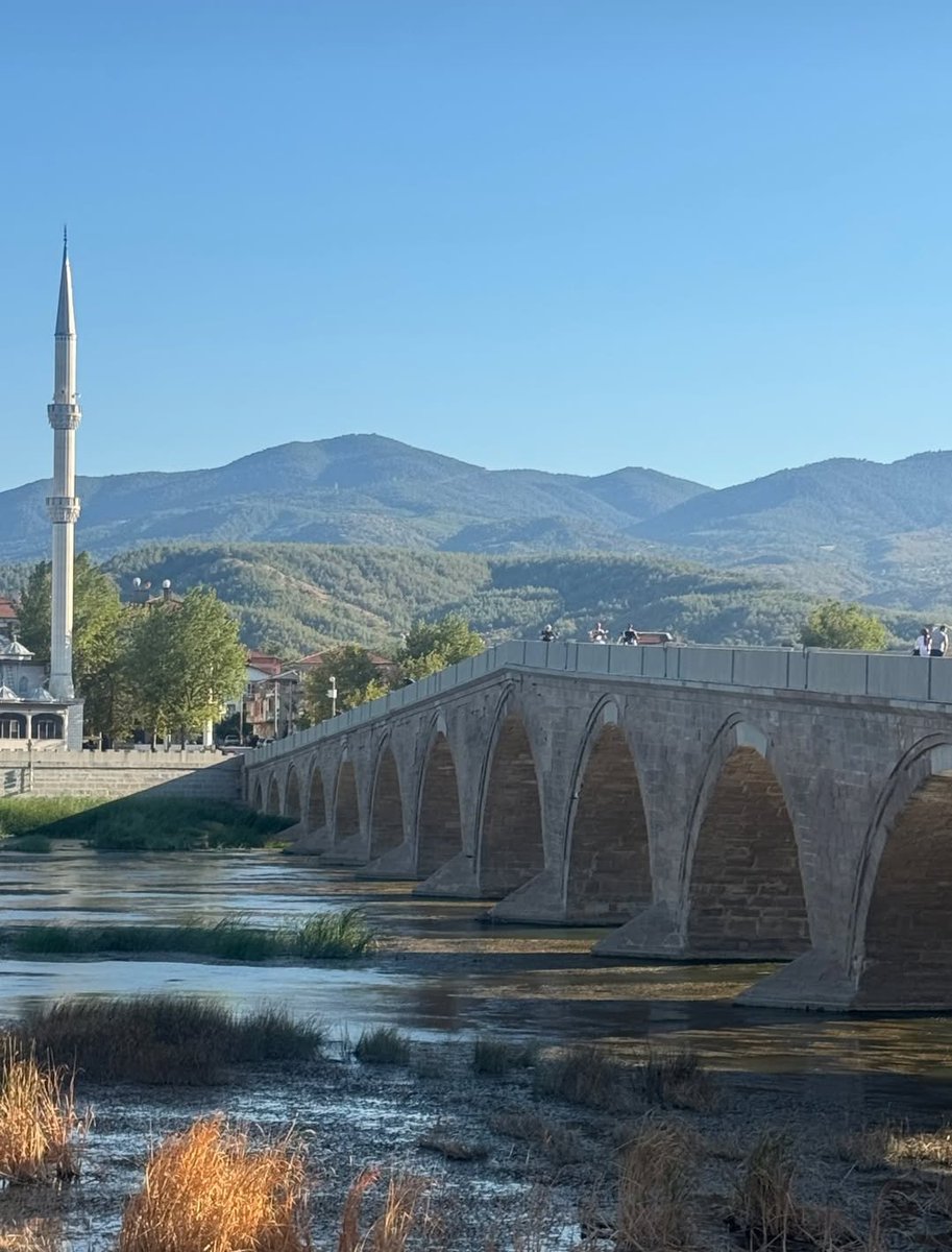 📍Koyunbaba Köprüsü: Drina köprüsüyle kaderleri ve hikayeleri ortak. Ve ikisi de iki büyük nehri süslüyor