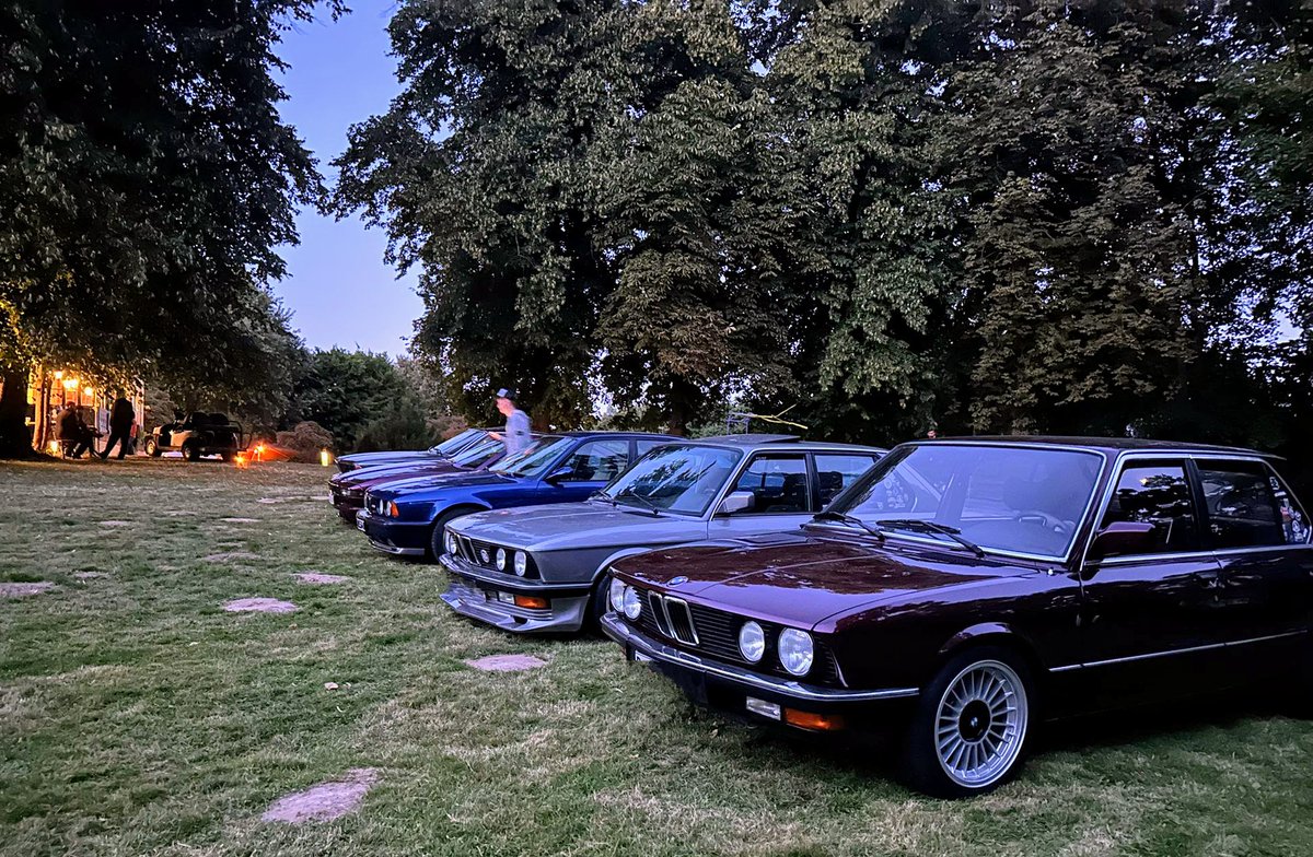 VDBNordSecurity's tweet photo. Mit #Sicherheit ein stilvoller Sonnenuntergang gestern Abend vor den Toren von #Hamburg ! Danke an das gesamte Team!
#Klassiker #BMW #Porsche #Ferrari #Rollsroyce #JamesBond #Sportwagen #Objektschutz #Security #Sicherheitsdienst #VDB https://t.co/bcI5W4WTpR