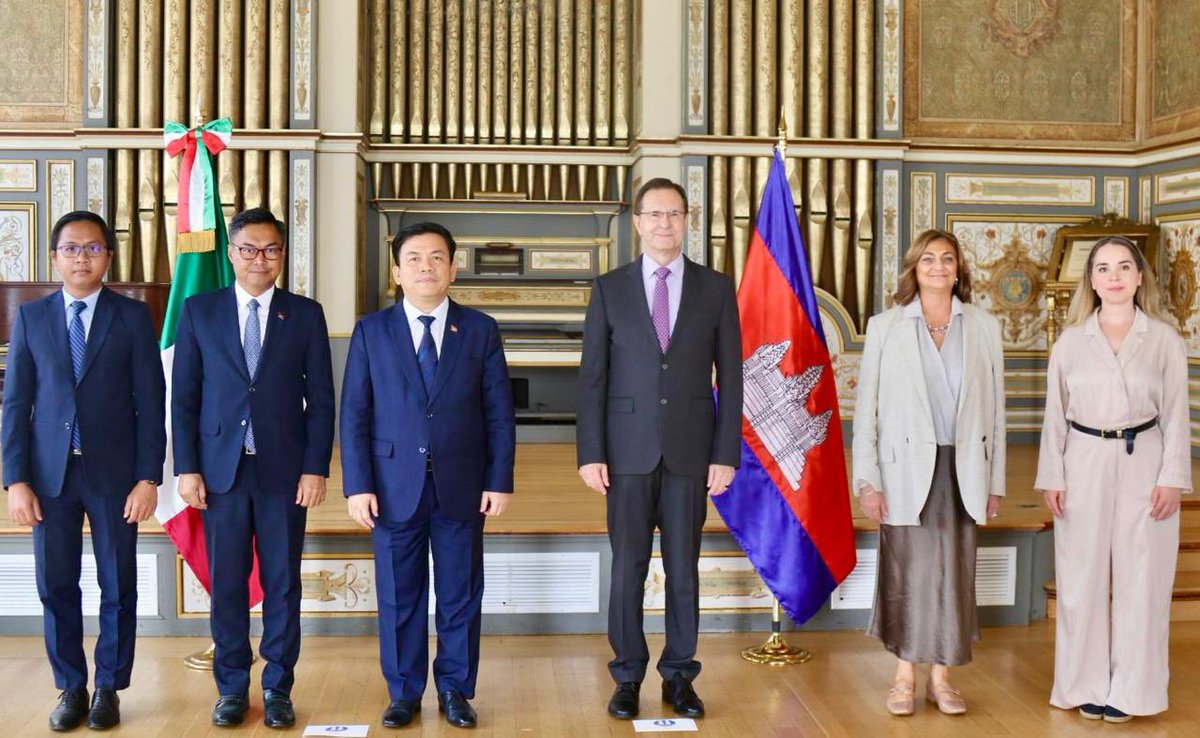 El comercio entre 🇲🇽#México y 🇰🇭#Camboya supera ya los 350 MUSD y sigue creciendo.

Recibí copia de las cartas credenciales que acreditan como Embajador concurrente de Camboya en México a  Koy Kuong. Tuvimos oportunidad de conversar sobre los retos comerciales globales y cómo