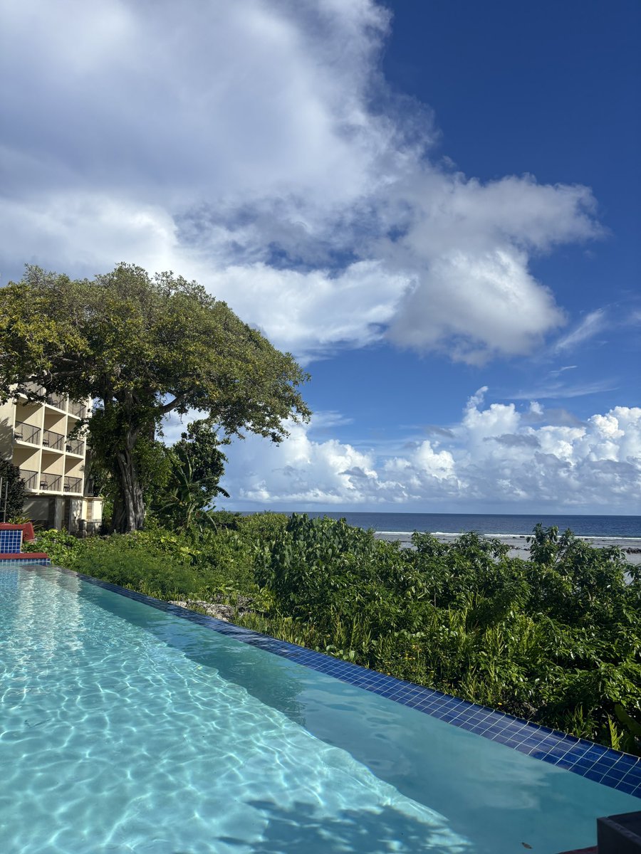 朝のインフィニティプール