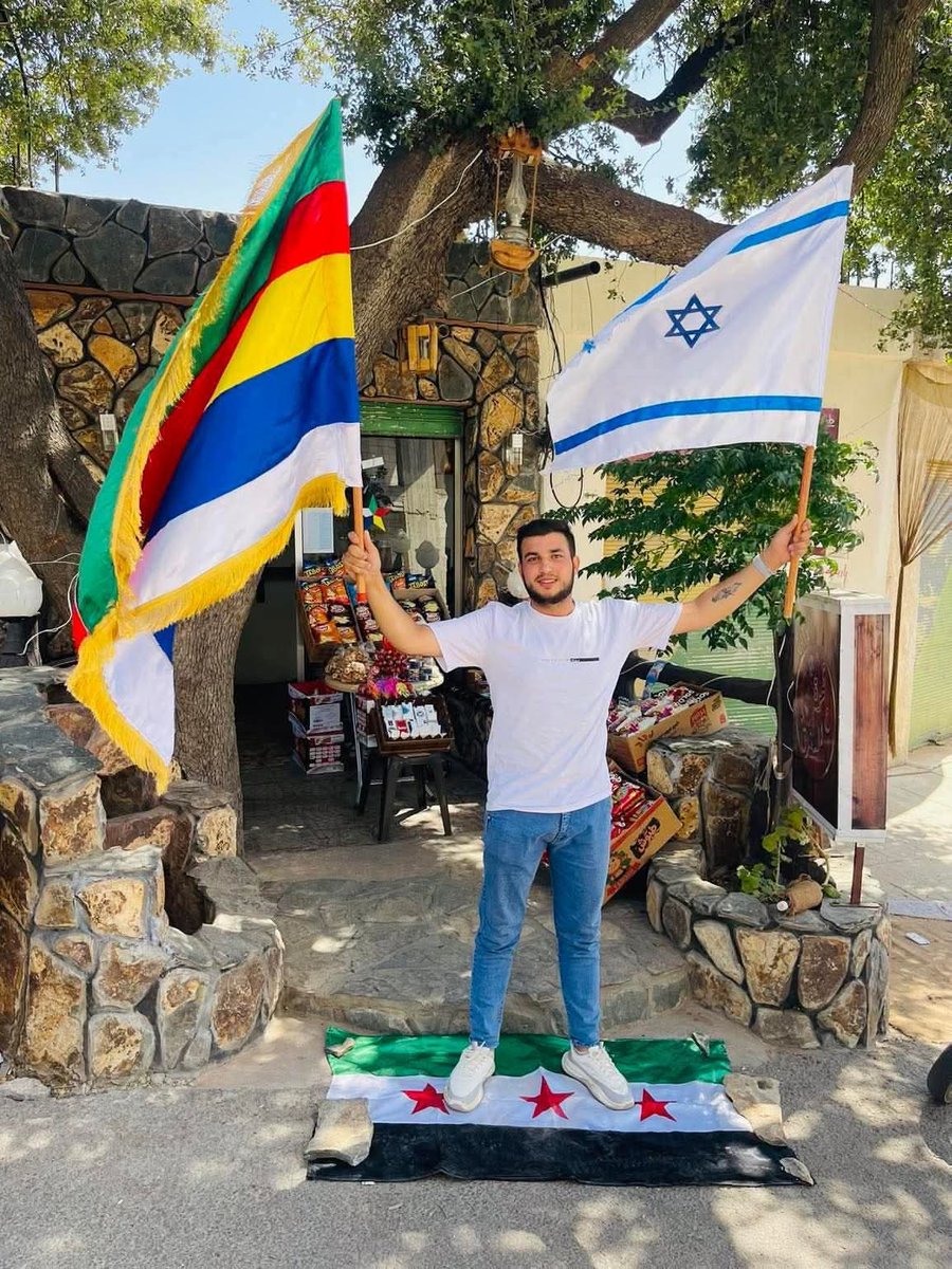 Noe2020Fr's tweet photo. À #Sweida, en #Syrie, des manifestants soutenant Al-Hajari, qui a publiquement remercié Netanyahu pour son appui militaire et dont les milices sont dirigées par des criminels liés à Assad, réclament l'annexion de Sweida à Israël. https://t.co/7GlZS1Xlvy