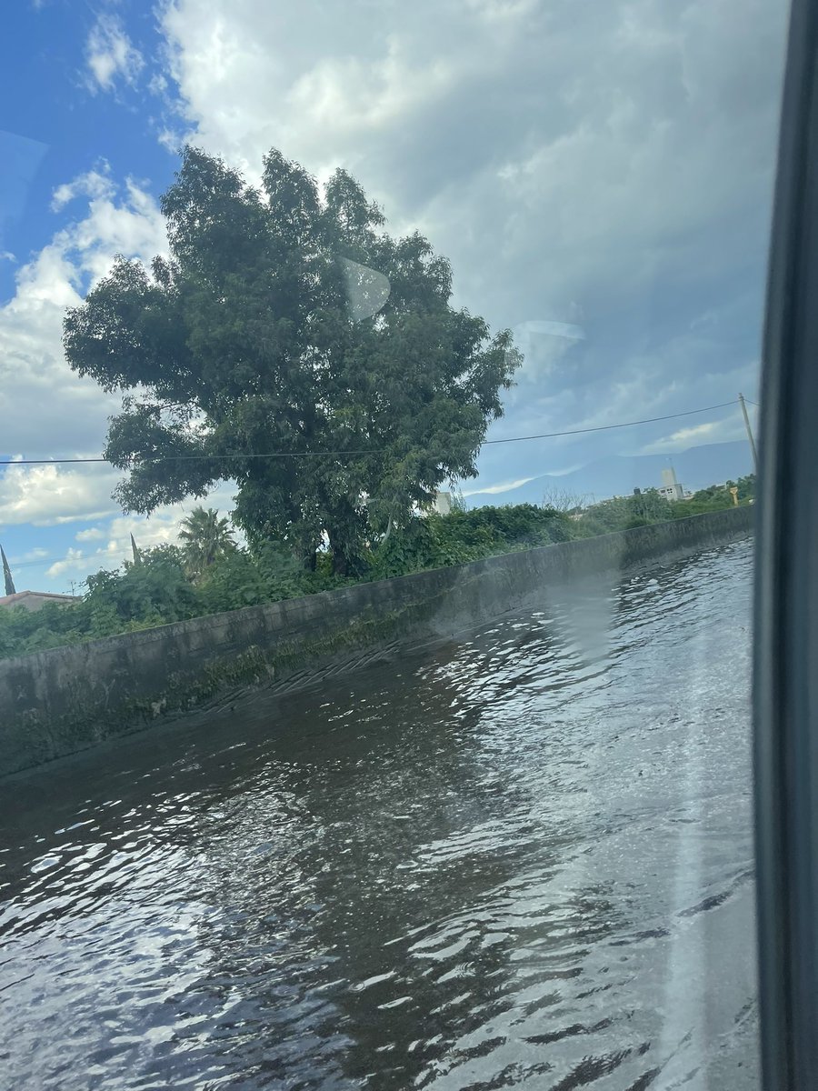 Tremenda inundación, sin que esté lloviendo, en la lateral de la autopista México-Puebla  a la altura de Chalco! <a href="/CAPUFE/">CAPUFE</a> <a href="/CSValleDeChalco/">CS ValleDeChalco</a> #chalco #autopista #inundacion