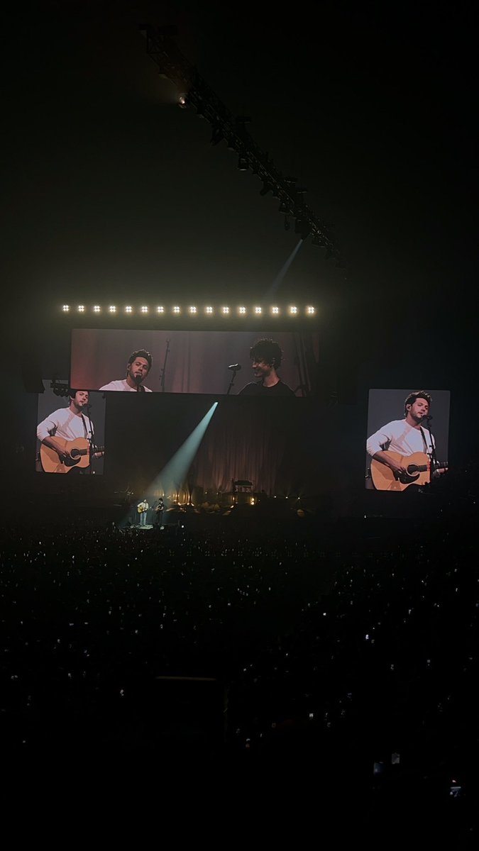 illy__xo's tweet photo. Shawn in London always has my heart 💕 #ShawnOnTheRoadAgainLondon https://t.co/BCwVIfxSeJ