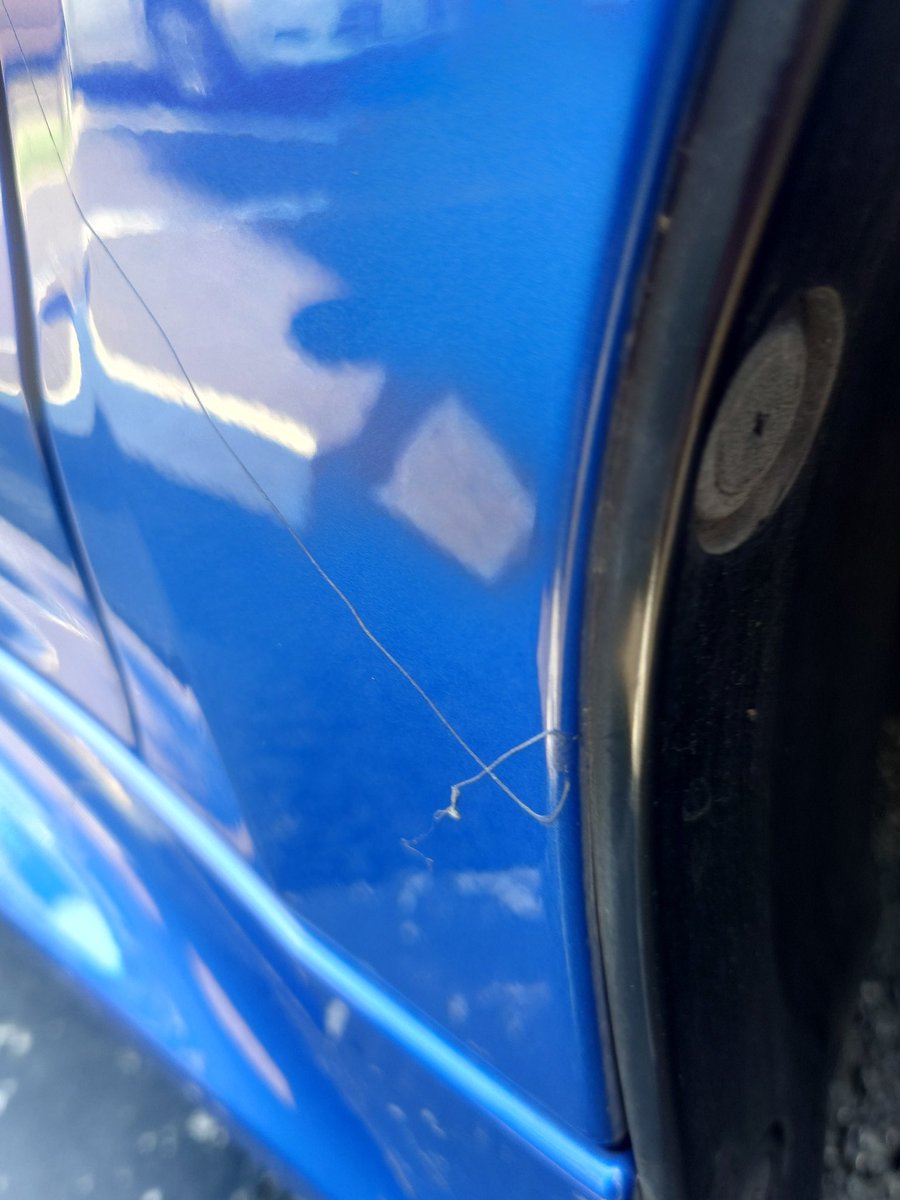 ferrari05061's tweet photo. フロントハウスのところから2箇所キズ？？塗装剥がれ？？みたいなの起こってるんだけど、、、
めっちゃ大切に乗ってるのに萎える。。 https://t.co/nTXhwFyWoO