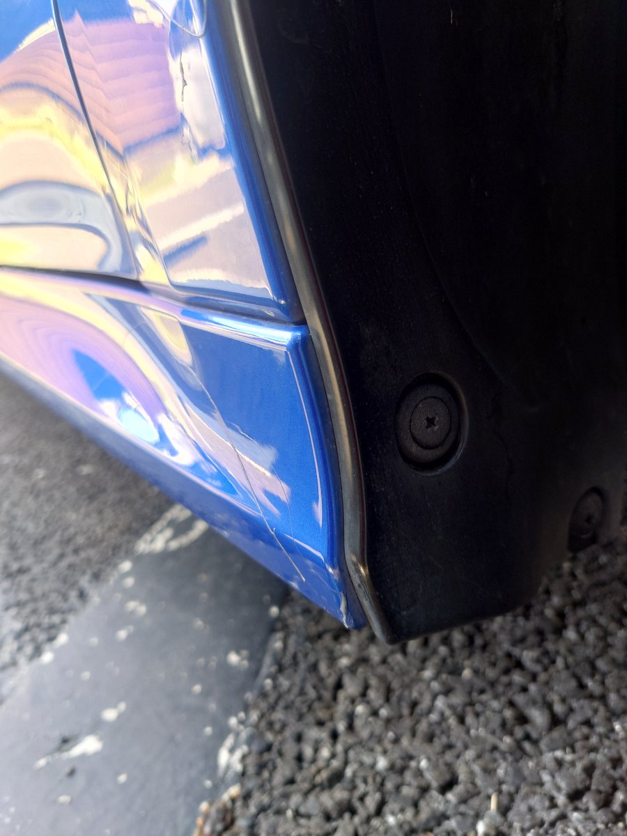 ferrari05061's tweet photo. フロントハウスのところから2箇所キズ？？塗装剥がれ？？みたいなの起こってるんだけど、、、
めっちゃ大切に乗ってるのに萎える。。 https://t.co/nTXhwFyWoO