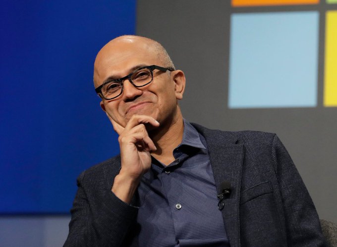 En 2014, Microsoft estaba implosionando.

Su compra de Nokia por 7 dólares 2B fue un desastre. Windows 8 estaba fallando. Su cultura era tóxica.

Hasta que contrataron a UN hombre que transformaría a Microsoft en un imperio de 3 BILLONES DE DÓLARES...

Aquí está la historia