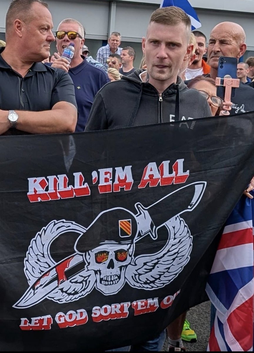 A handful of shit-stirring bigots demonising asylum seekers were in Falkirk earlier. Some protesters inciting murder were there too.