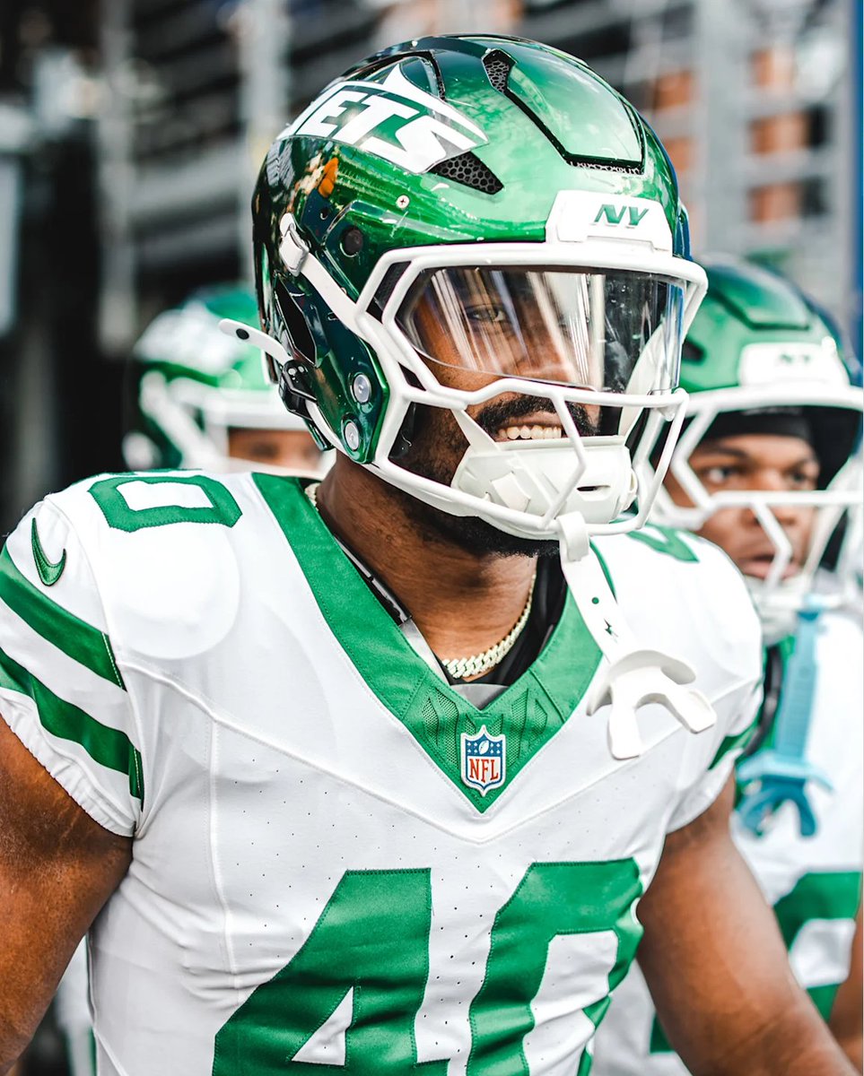 Donovan Edwards taking the field for the NY Jets tonight