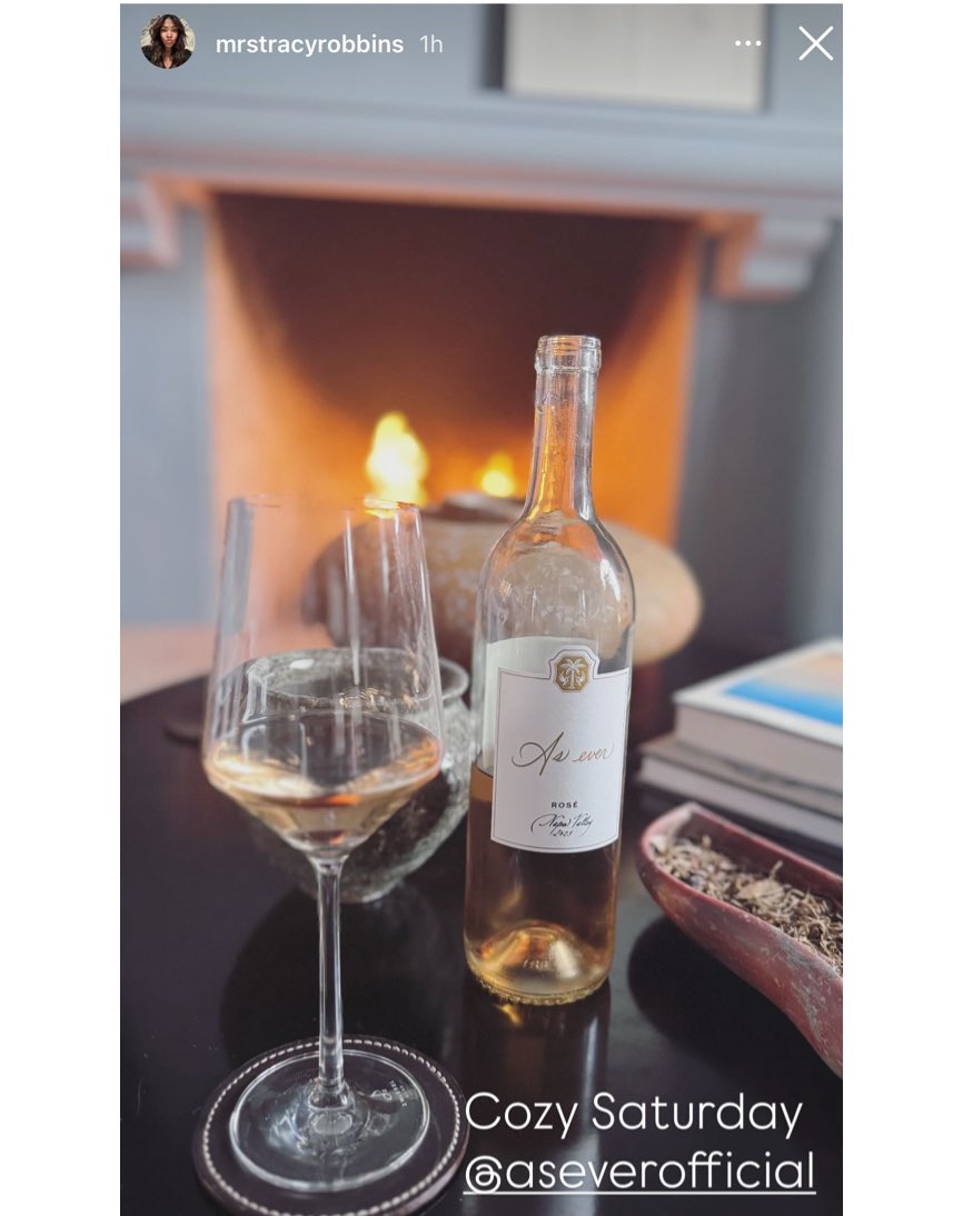 “Cozy Saturday” - Tracy Robbins

#AsEverRosé 🥂