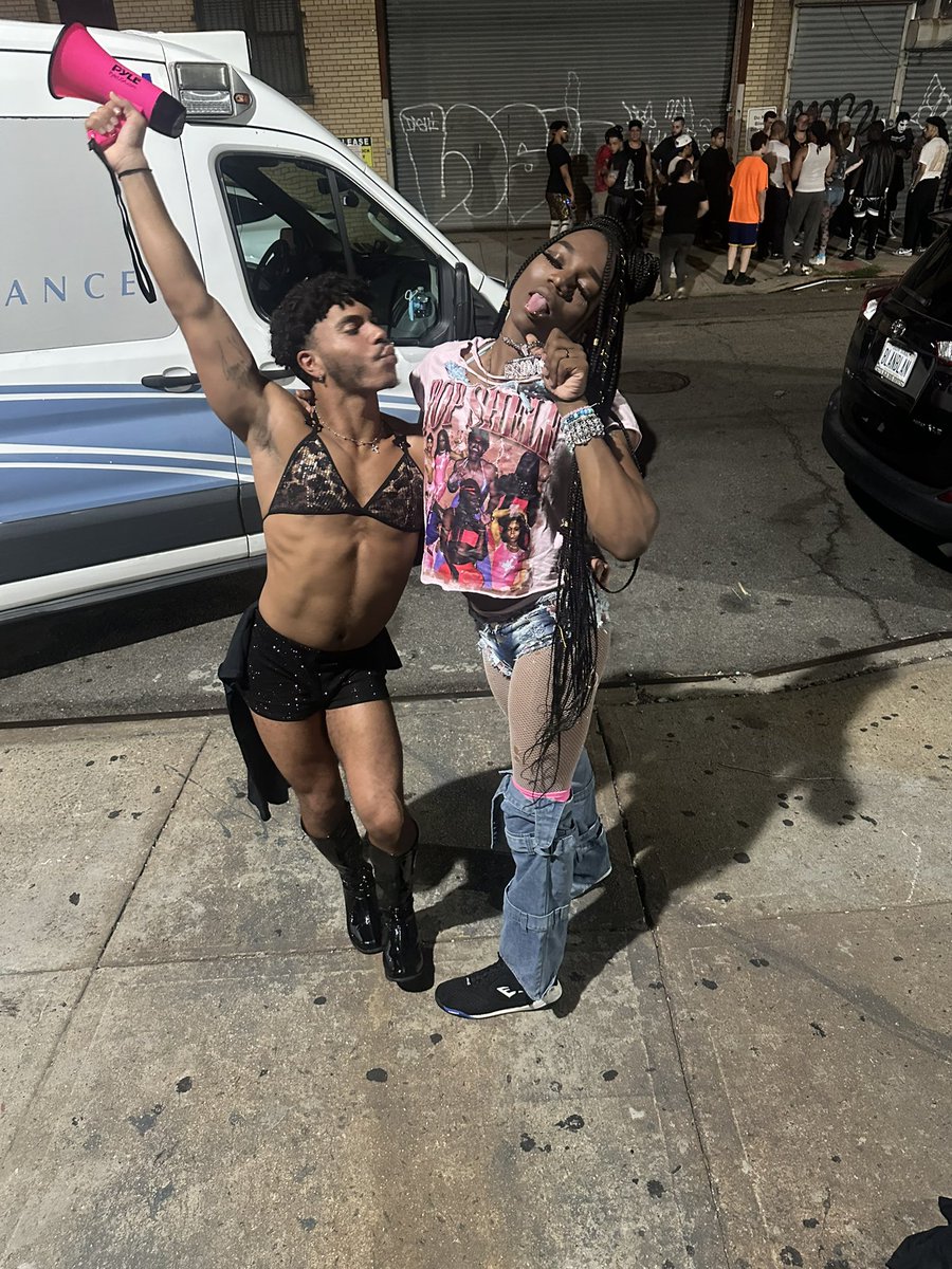 cuz if my bestie want war then im right beside her <a href="/ONikoPink/">O’Niko.Pink</a>