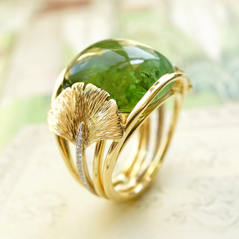 5歳からジュエリー作りを始め、16歳で初めてワイヤーとビーズを使った作品を販売。学生時代には木製のジュエリーを製作販売し27歳でダイヤモンドジュエリーを作る準備ができた頃には「ジュエリーガール」として認知され、注文がどんどん来るようになったというCoralie van