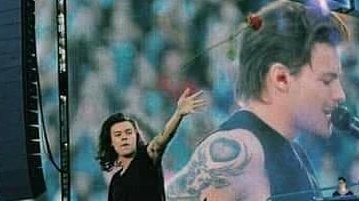 sdds de quando o cameraman dos shows da oned era larry shipper e filmava apenas o louis e o harry pra por no telão