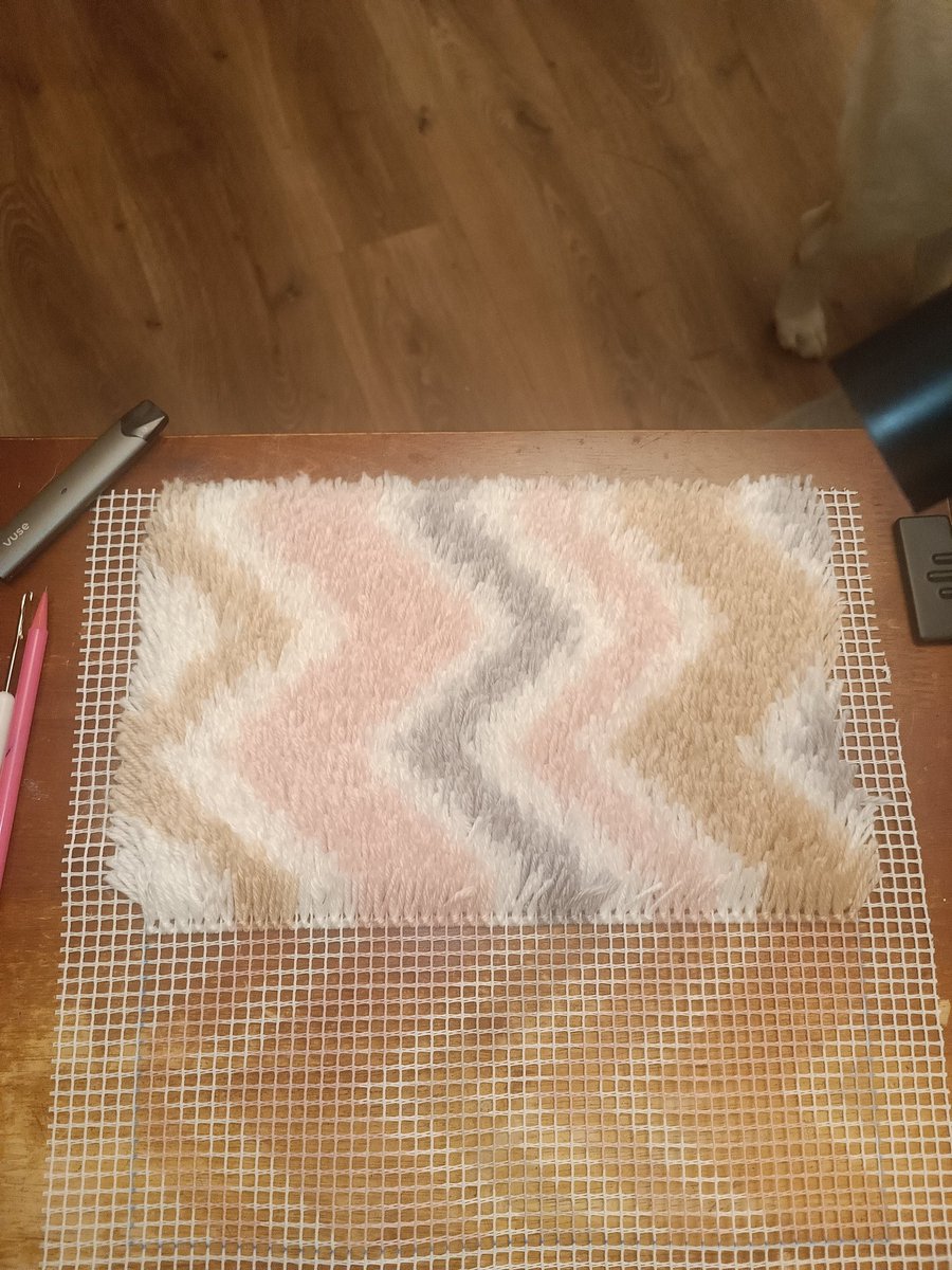 GleesonLoopykaz's tweet image. Day 4: I'm making good progress. All going well I'll get it finished tomorrow. 🤞
#LatchHook 
#WallHanging 
#CraftTwitter