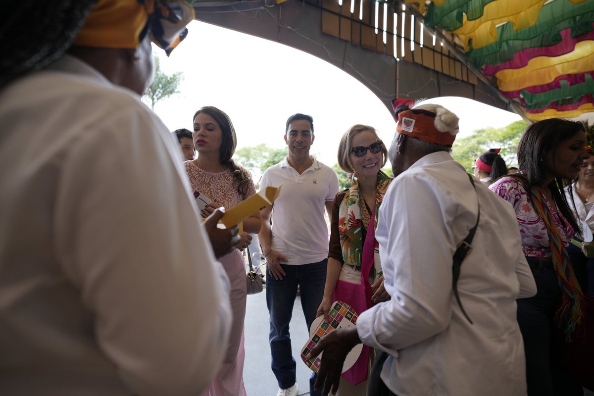 Claudia Calero (@claudiacaleroc) on Twitter photo El Petronio siempre emociona. Y más cuando al entrar nos encontramos con el stand de #CorazónDeCaña, donde apoyamos a emprendedores y artistas del Pacífico colombiano llenos de talento y alegría. Una fiesta de cultura y tradición que cada año se supera a sí misma. <a href="/PetronioCO/">Petronio Álvarez</a> El Petronio siempre emociona. Y más cuando al entrar nos encontramos con el stand de #CorazónDeCaña, donde apoyamos a emprendedores y artistas del Pacífico colombiano llenos de talento y alegría. Una fiesta de cultura y tradición que cada año se supera a sí misma. <a href="/PetronioCO/">Petronio Álvarez</a>
