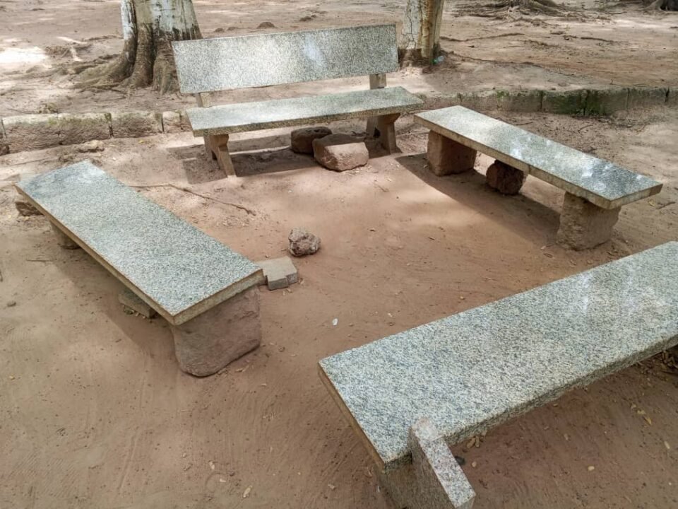 BounaBuzz7's tweet image. Vandalisme dans le parc public de Sinématiali endommage les bancs installés en août 2024. Les bancs ont été déplacés par des inconnus, et la municipalité prévoit de les remplacer par des modèles en béton plus durables. 
#EspacesPublics #Vandalisme