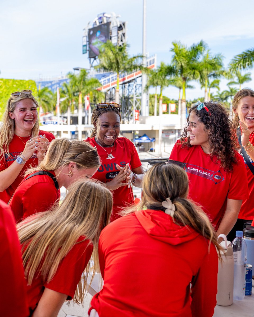 FAUSoftball's tweet photo. Havin’ some fun at Fan Fest 😀

#WIP🏝️ https://t.co/J2E5d4MrLO