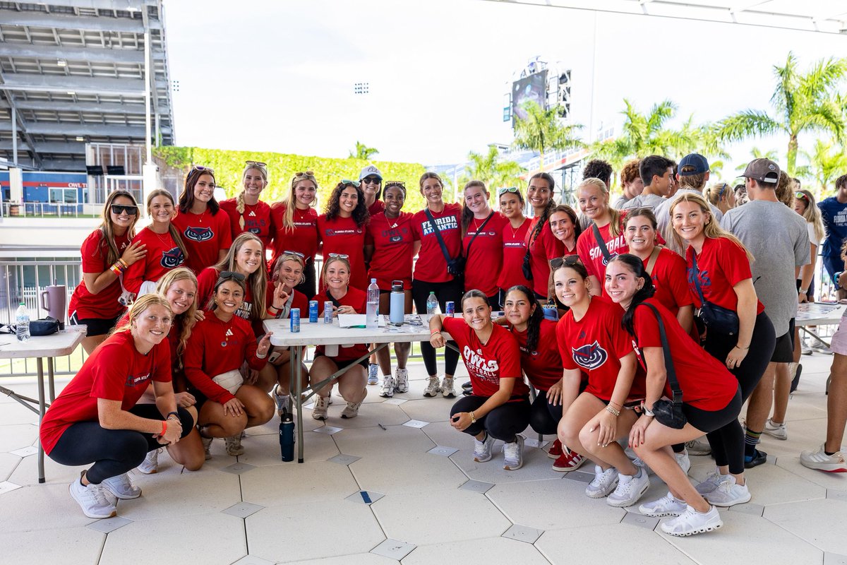 FAUSoftball's tweet photo. Havin’ some fun at Fan Fest 😀

#WIP🏝️ https://t.co/J2E5d4MrLO