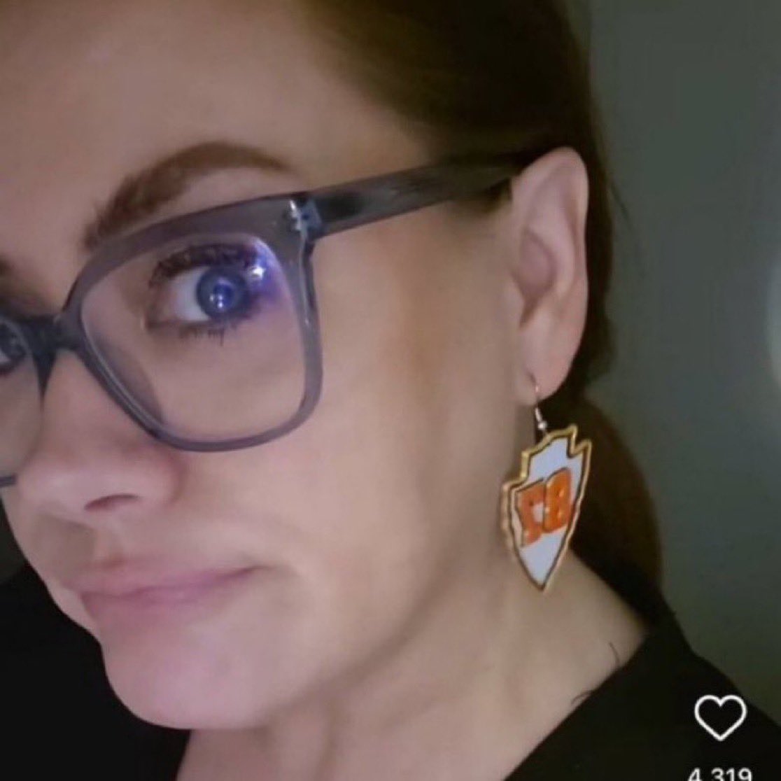 jasroths's tweet photo. @whendidugethot @fearswan you’re a grown ass woman pushing 40 and you wanna talk about ariana???? https://t.co/vqosUsplcu