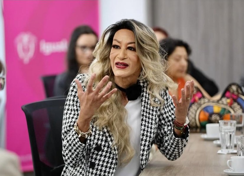 🌐 #Colimbia | GUSTAVO PETRO DESGNA A MUJER TRANS COMO VICEMINISTRA DE LA MUJER 

El presidente de Colombia nombró a Charlotte Schneider Callejas, de origen cubano, naturalizada colombiana hace apenas 2 años