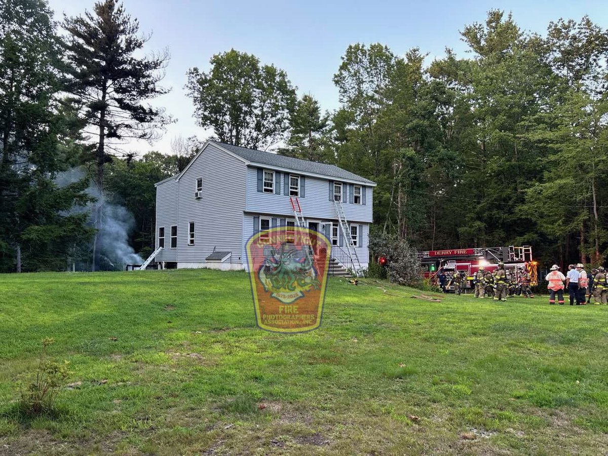 ctfirephoto's tweet photo. HAPPENING NOW: CFPA New Hampshire member Jim Peruta @res23cue is on scene at a fire in a residential house in Derry, NH. @DerryFire #derryfire #derrynh https://t.co/QcSRtOa9YQ