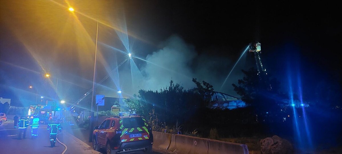 Villeneuve-lès-Béziers - Un entrepôt de presse réduit en cendres dans la nuit #villeneuvelesbeziers ift.tt/LS7PpdK