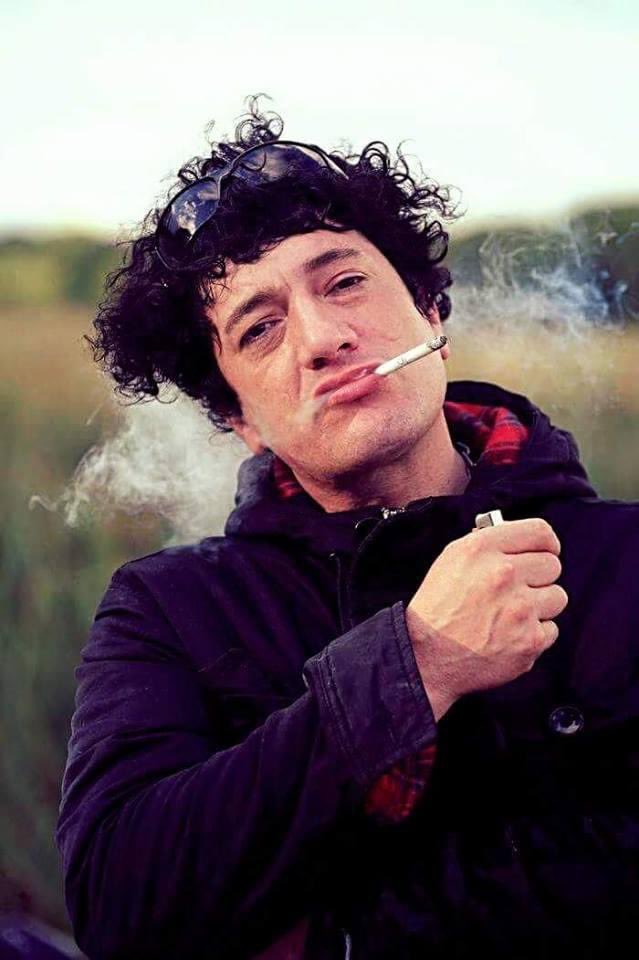 PityRockAndRoll's tweet photo. "A mí, el éxito y el dinero me hicieron drogadicto mal, por eso me quedó un poco de rencor contra el dinero y el éxito. No los quiero. Me provocaron una adicción muy grande al crack, una droga que no es barata acá y que cuando no tenés plata para comprarla te querés matar, porque la verdad es que me gastaba todo en drogas. Por suerte, y sin darme cuenta, fui bastante yin yang toda mi vida: tomaba yogur de día y me drogaba ni bien oscurecía. Estaba cinco días sin dormir, y después me iba a correr a un parque porque tenía ganas de sentirme bien. Siempre fui ambas cosas, por suerte. Alterno entre 20 días buenos y 20 malos. Los 20 malos son muy feos. Pero los buenos, los disfruto mucho."