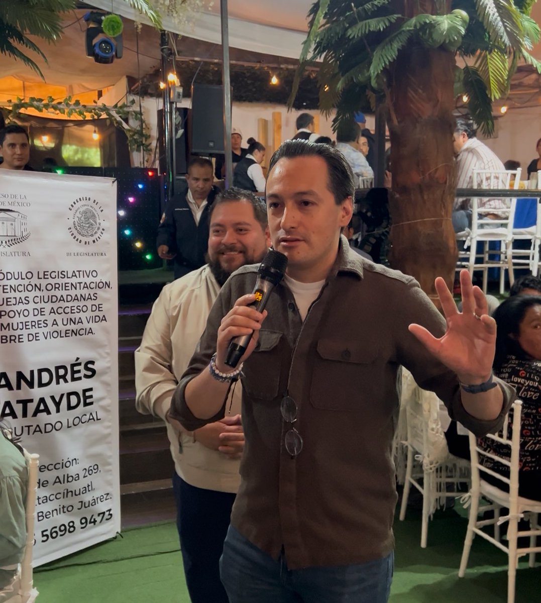 AAtaydeR's tweet photo. Hoy nos dimos cita desde temprano en Tlalpan para desayunar con militancia y mi querido hermano Concejal @EdsonVARE. 

Mantuvimos un muy nutrido intercambio de ideas. Sentí la energía y la vocación de las y los vecinos. Quieren vivir mejor. 

Acordamos trabajar mucho y hacerlo de manera coordinada. Les dije que cuentan conmigo.

¡Fue un gusto platicar con la militancia!