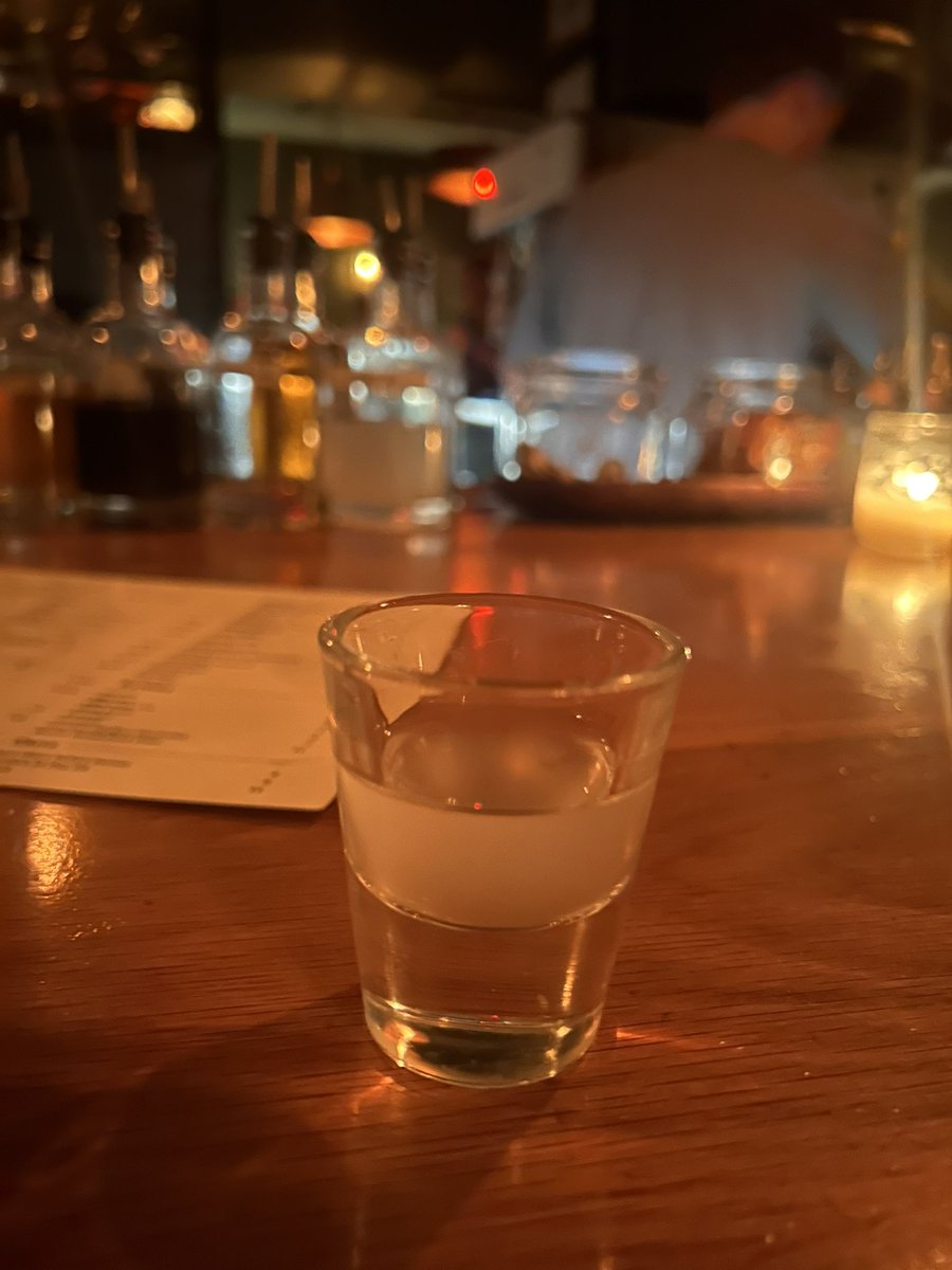 O kadar içkinin arasında bu şişeyi görünce pickle shot istedim adam şok oldu  normalde yapmıyoruz böyle bir şey diyip ücretsiz verdi FMLKGDJGFHJHGCFXDHJV