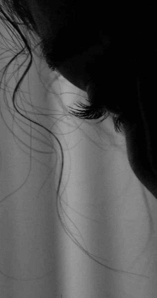 ليتَ لي عصأ 

حتي اهش طيفك الذي

يحاصر مخيلتي.....