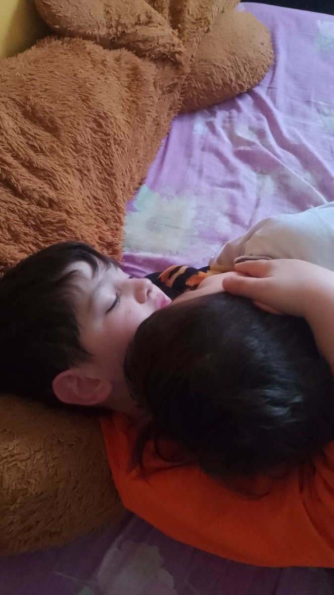 Así se levantan todos los días ellos! Mañana es el día del niño y yo solo quiero q se cumplan todos sus deseos y sean felices siempre! Los amo eternamente ❤️🫶
Feliz día mañana para todos 🫶
Salud , por sobre todas las cosas,❤️