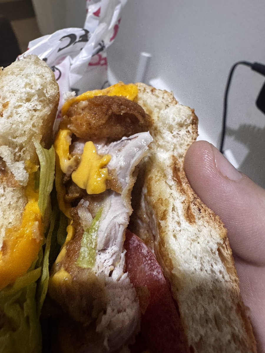 lukaswarce's tweet photo. @kfcecuador @Jombriel1 @DoritosEcuador ⚠️ ATENCIÓN ⚠️
Pedí una hamburguesa en este KFC y me la entregaron con pollo crudo. Esto no solo es inaceptable, sino también un grave riesgo para la salud. Recomiendo mucha precaución al consumir aquí, deberían tener más cuidado con la preparación de los alimentos. https://t.co/MnMuSuC7U6