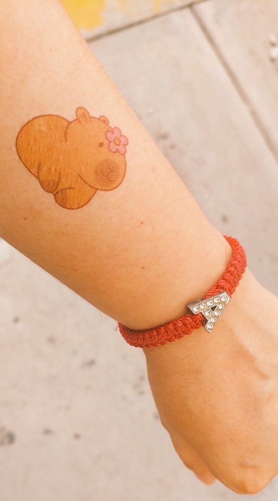 Cómo cuándo tu sobrinita te pone tatuajes de capiiiibaaaraaaaa... 🩷😍