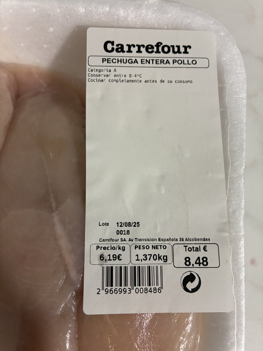 Al_Lopez8's tweet photo. @CarrefourES hicimos un pedido online para recoger el dia 12. Esta noche, solo 4 dias después, hemos ido a cenar pechugas de pollo. Sorpresa cuando esas pechugas llevaban caducadas desde el mismo dia que las compramos. Al revisar, había varios alimentos en la misma situación. ?? https://t.co/HNHR46wk22