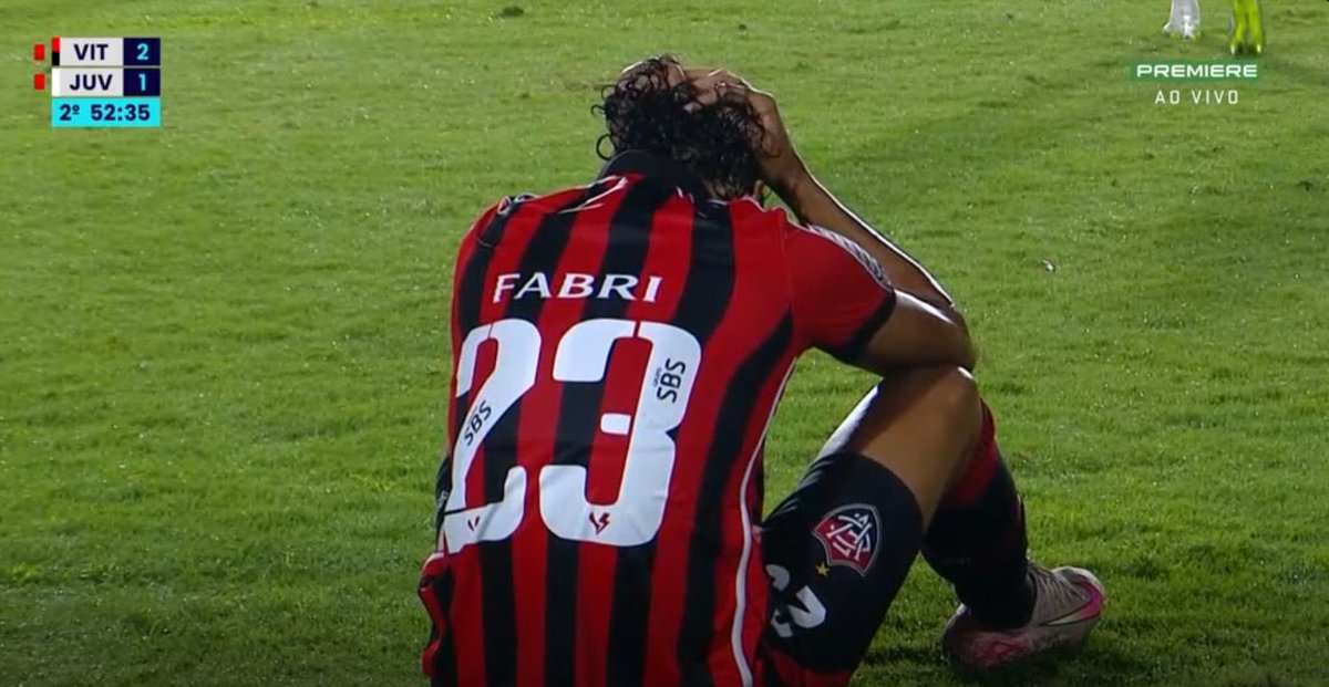 mapitangueira's tweet photo. fabri no barradão depois do pênalti no jogo Vitoria X Juventude

Na moral? Eu só senti vontade de CHORAR lendo isso.

Depois de dias caóticos pro torcedor, é muito gratificante saber que temos jogadores que se importam com a torcida.

Obrigado, meu menino maluquinho! https://t.co/0ZmPVSc1xa