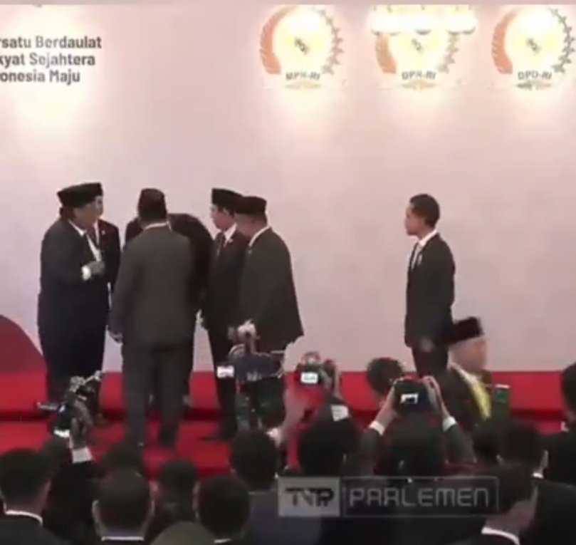 Ditinggal sendiri, ga dianggap, dicuekin.😊