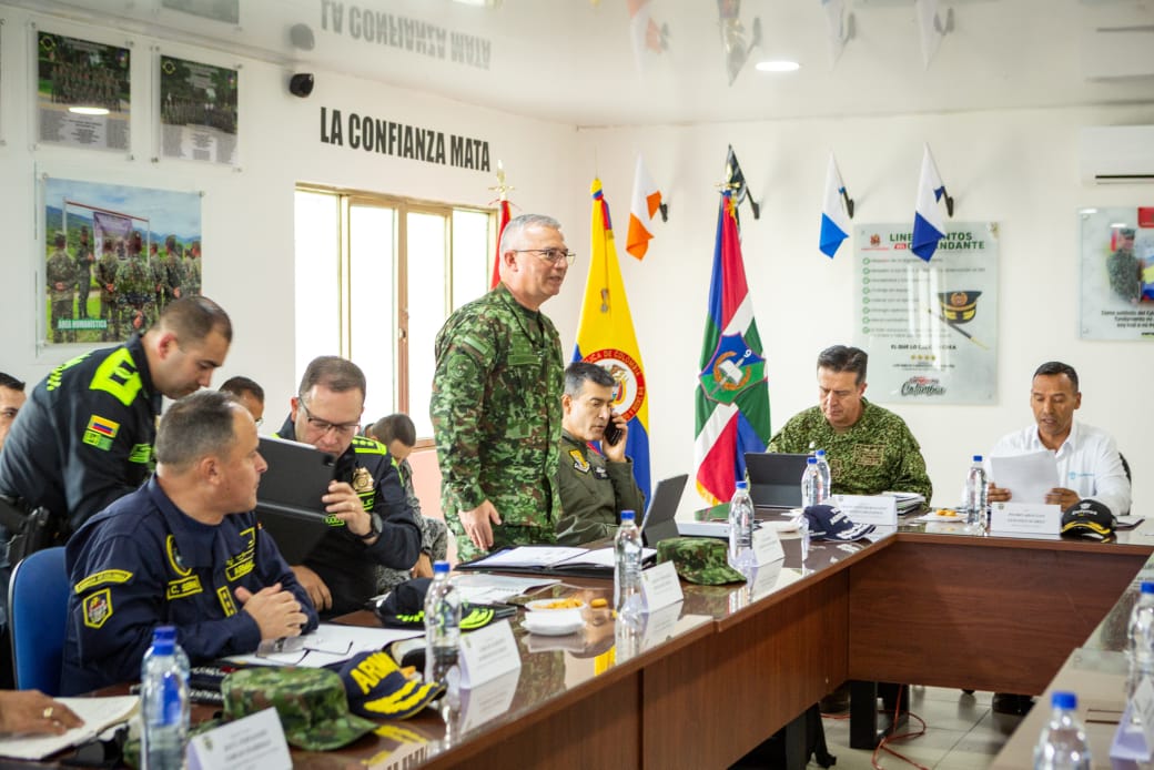 General Luis Emilio Cardozo Santamaría (@comandante_ejc) on Twitter photo Acompañé al Sr. ministro de Defensa Nacional <a href="/PedroSanchezCol/">Pedro Arnulfo Sanchez S. Orgullosamente Colombiano</a>, la cúpula militar y de Policía en La Plata, #Huila, y Florencia, #Caquetá, desarrollamos dos consejos de seguridad para contribuir a la tranquilidad de nuestra población civil.
Seguimos llegando a todos los Acompañé al Sr. ministro de Defensa Nacional <a href="/PedroSanchezCol/">Pedro Arnulfo Sanchez S. Orgullosamente Colombiano</a>, la cúpula militar y de Policía en La Plata, #Huila, y Florencia, #Caquetá, desarrollamos dos consejos de seguridad para contribuir a la tranquilidad de nuestra población civil.
Seguimos llegando a todos los