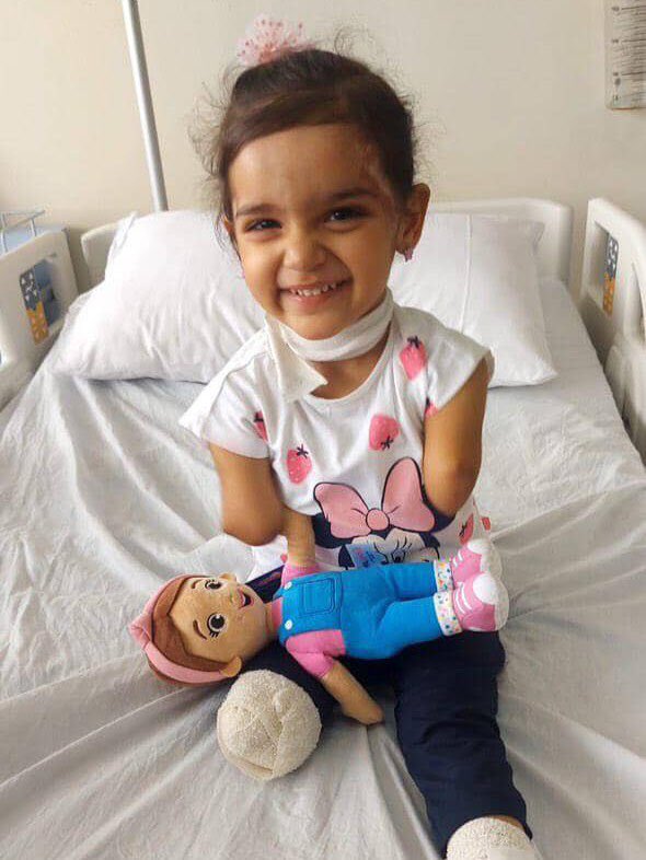 RafeefGarbi's tweet image. The Israeli army destroyed Gaza's hospitals, slaughtered 🇵🇸 doctors, denied entry to medication and foreign medical aid, refused to let Habiba be evacuated until this happened to her limbs. Can you imagine watching your child suffer like this? This is the Zionism of @MarkJCarney.