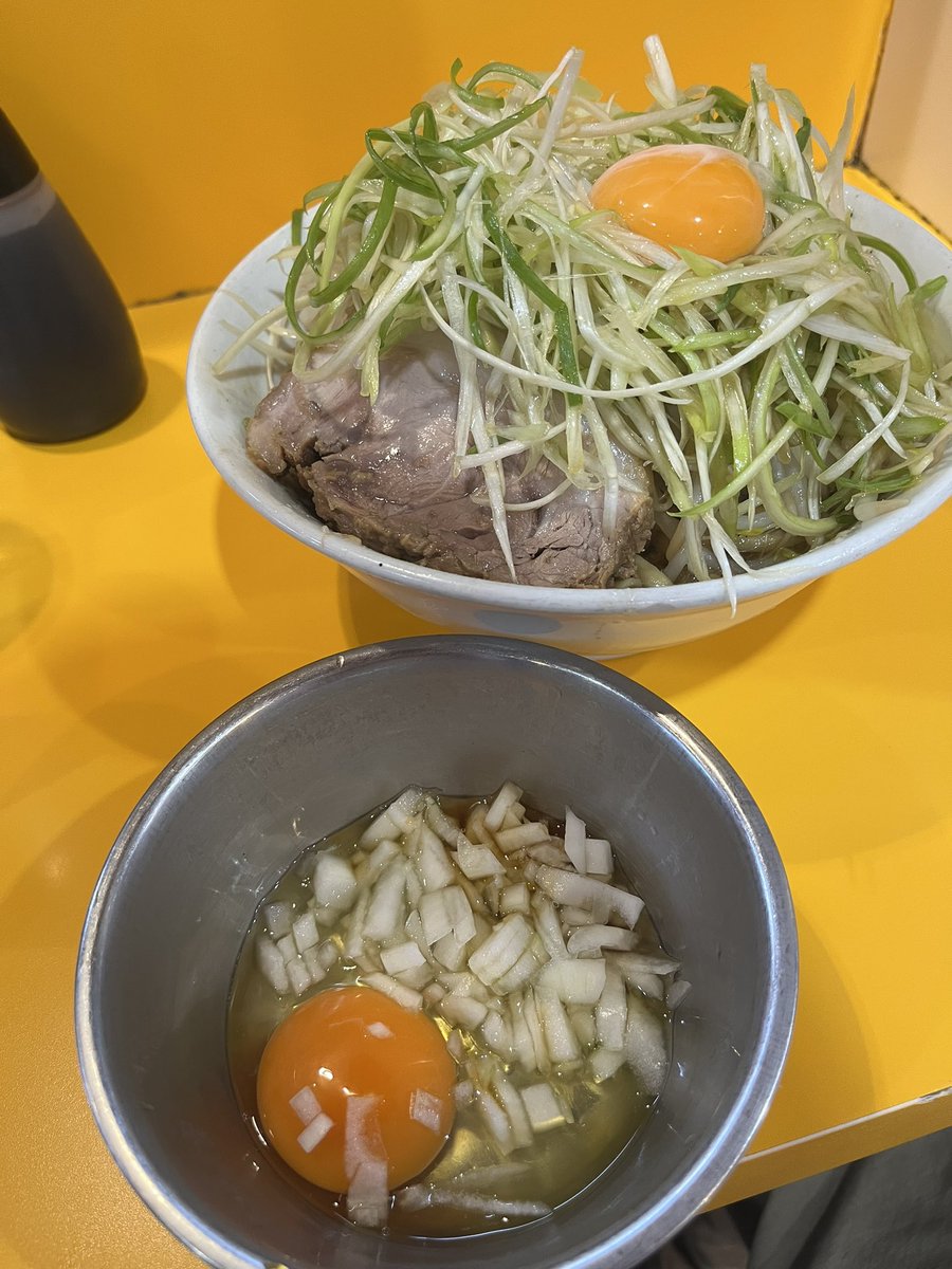 ラーメン二郎 八王子野猿街道店2
ドＳドクロ+ネギ+玉ねぎたまご

連休前に突如登場した
限定版ドクロ💀

デフォで卵黄と刻みネギが乗るタイプ
ネギと玉ねぎたまごを追加して
ネギ三昧😚

ペッパーとネギ好きには
堪らない罪な一杯🍜💀✨

ごちそうさまでした😊🤲