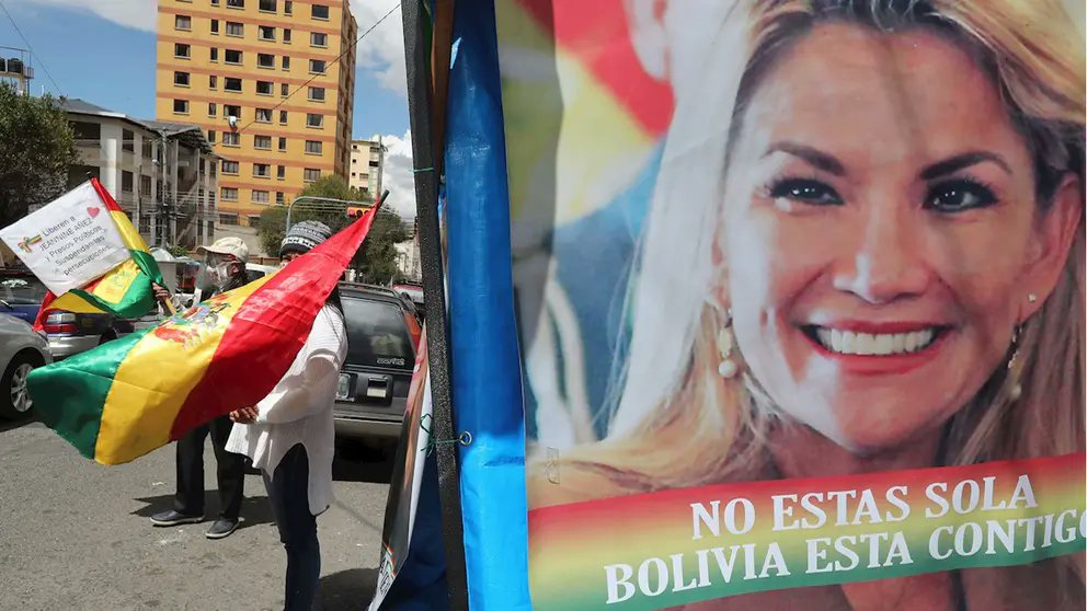 JeanineAnez's tweet photo. Mañana los bolivianos tenemos una cita con la historia.

Desde la injusticia de mi encierro, sigo creyendo en la fuerza del voto y en la voz del pueblo que no puede ser silenciada. 

Cada boliviano que acuda a las urnas llevará consigo no solo su esperanza sino también la nuestra, la de los presos políticos.  

Cada sufragio es también nuestra voz.

Confiamos en ustedes para reconstruir nuestro país, donde nadie sea perseguido por pensar diferente.

¡Que la esperanza derrote al autoritarismo y que la democracia vuelva a brillar!

¡Dios ilumine y bendiga Bolivia!