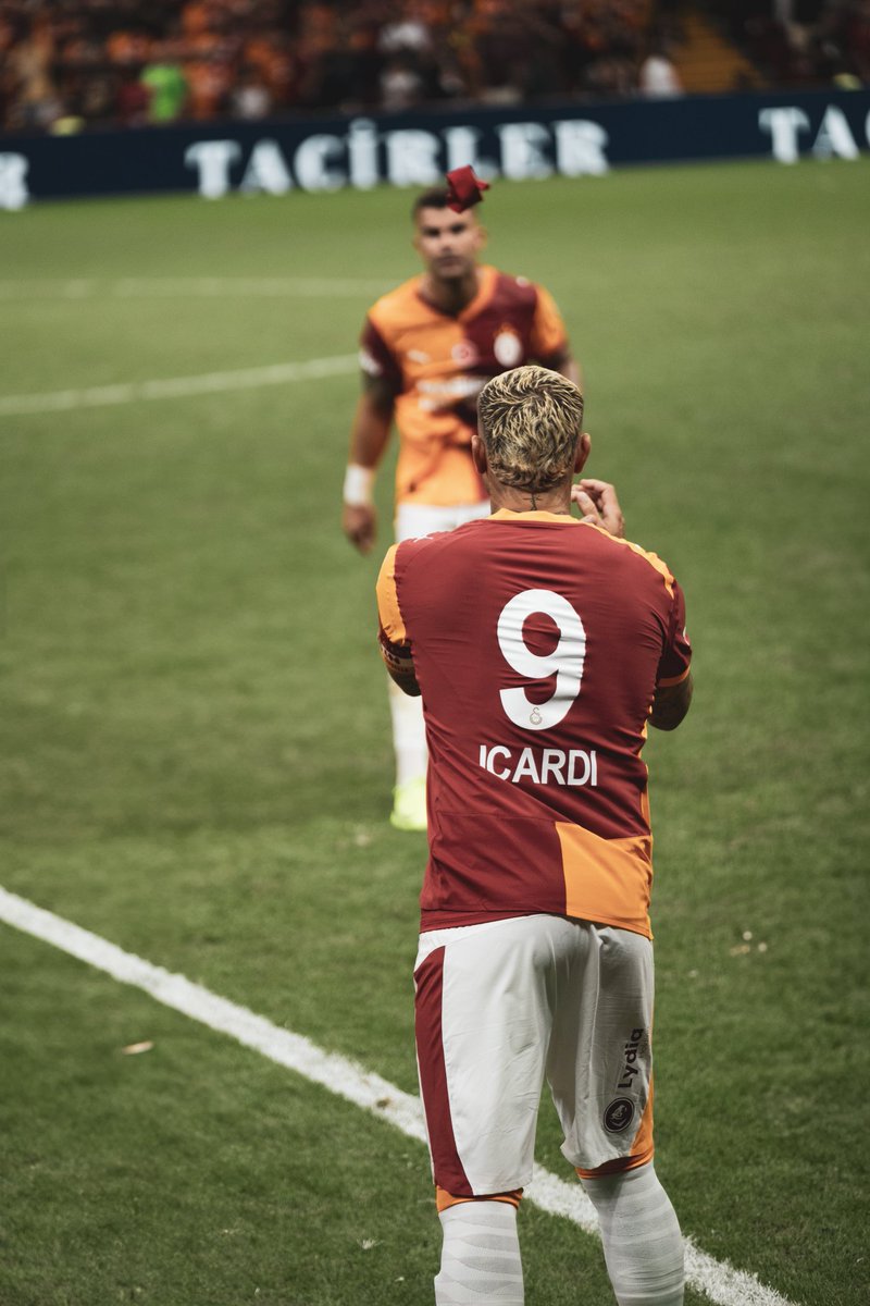 Ne kadar Galatasaraylı varsa hepsine kocaman Günaydin