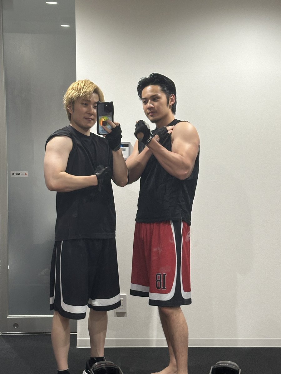 5年前一緒に筋トレやってたんだ笑 5年前の写真ツッコミ所多過ぎるな