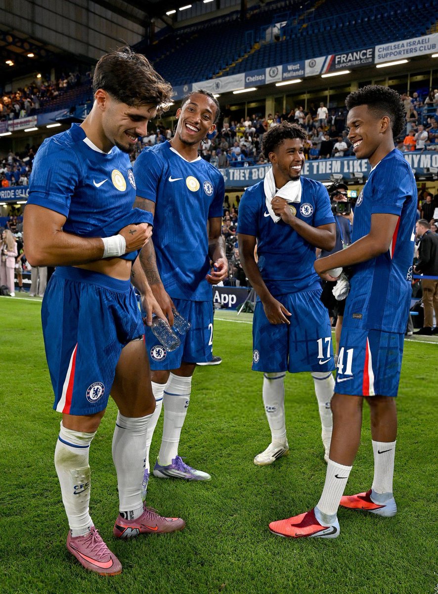 Chelsea Fc plays ball today,the whole world is happy....🙌