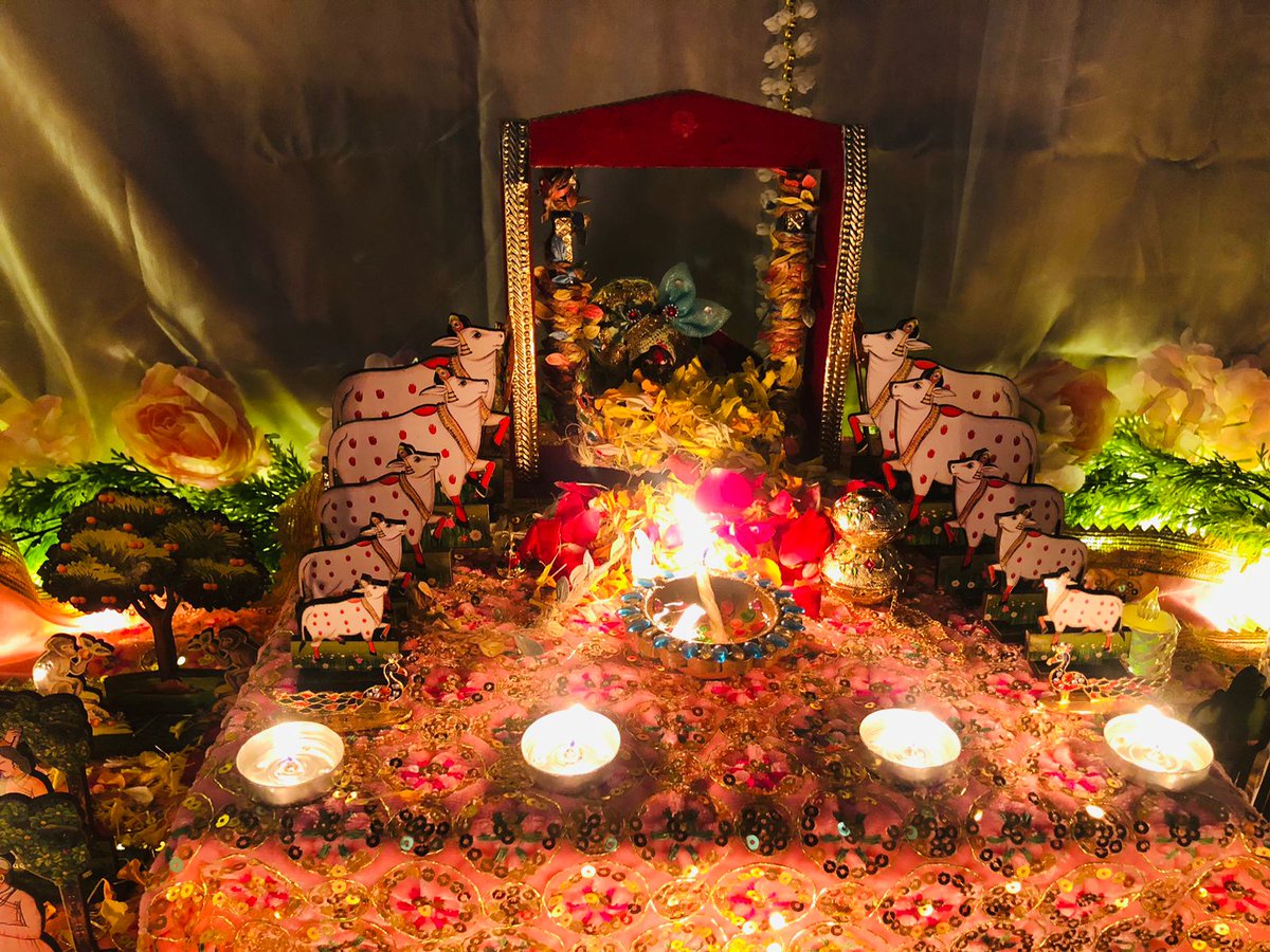 નંદ ઘેર આનંદ ભયો
જય કનૈયાલાલ કી... 
કરારવિન્દેન પદારવિન્દં મુખારવિન્દે વિનિવેશયન્તમ ।
વટસ્ય પત્રસ્ય પુટે શયાનં બાલં મુકુન્દં મનસા સ્મરામિ ।।
<a href="/utsav_shabd/">Shabd Utsav</a>