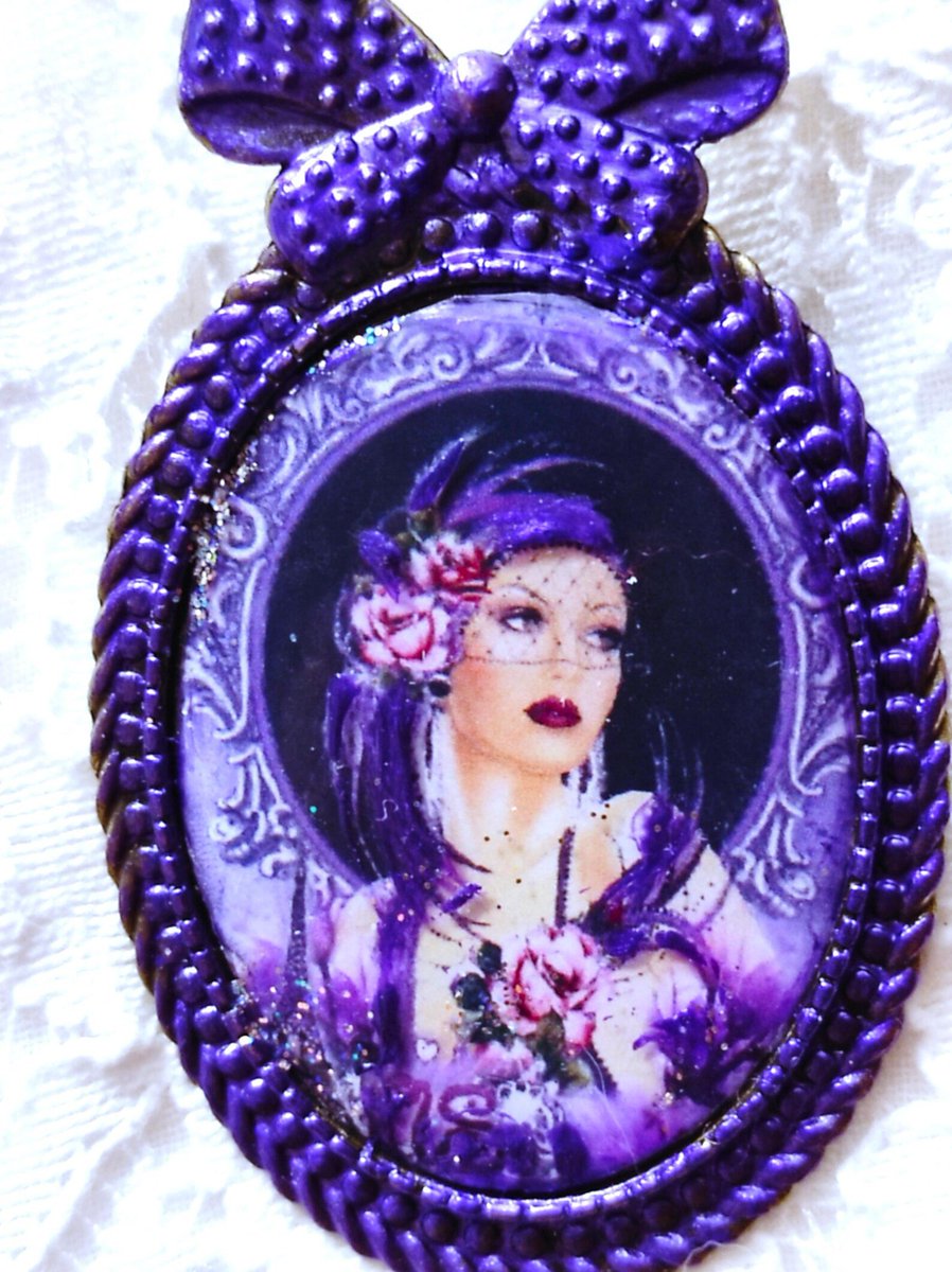 Broche rétro Vintage Anaïs femme des années folles à Paris, souvenir du Paris des années 1920 en violet, cadeau unique etsy.me/45ExPh0 via <a href="/Etsy/">Etsy</a> 
frenchjewelryvintage.etsy.com/listing/434883…
